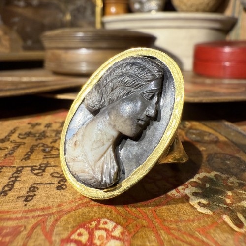 Antiquités - Gold Ring with a Roman Calcified Onyx Cameo of a Young Woman