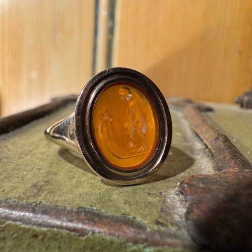18th century - Gold Ring with Roman Carnelian Intaglio of Eros before an Altar