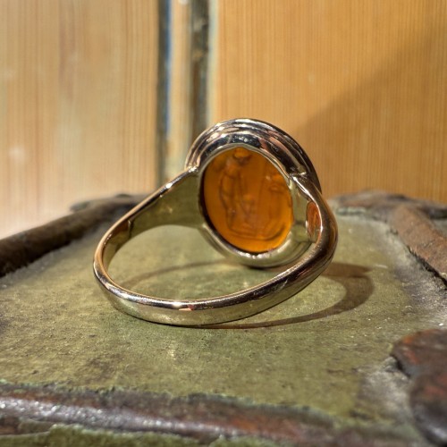 Antiquités - Gold Ring with Roman Carnelian Intaglio of Eros before an Altar