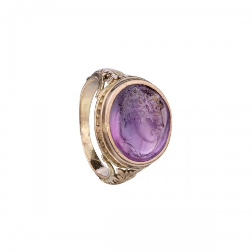 Bague en or avec intaille grecque hellénistique en améthyste représentant un jeune homme