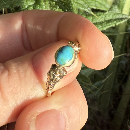 Antiquités - Gold Ring Set with a Cabochon Turquoise, Western Europe early 17th century