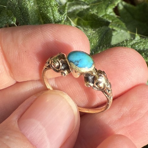 Antiquités - Gold Ring Set with a Cabochon Turquoise, Western Europe early 17th century
