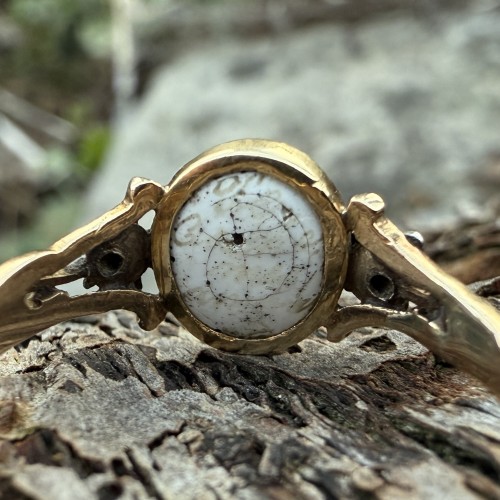 Bague de mascarade dissimulant l'inscription d'un amant. vers 1760 - 