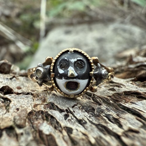 Antiquités - Bague de mascarade dissimulant l'inscription d'un amant. vers 1760