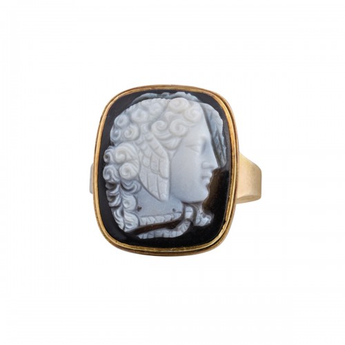 Bague en or sertie d'un camée en sardoine représentant Méduse du XIXe siècle.