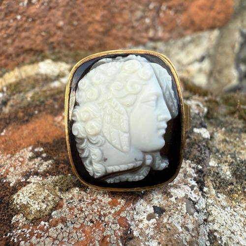 Antiquités - Gold Ring Set with a 19th Century Sardonyx Cameo of Medusa. 