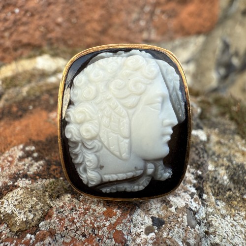 Antiquités - Gold Ring Set with a 19th Century Sardonyx Cameo of Medusa. 