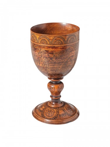 Coupe en bois tourné gravé, Angleterre datée de 1636