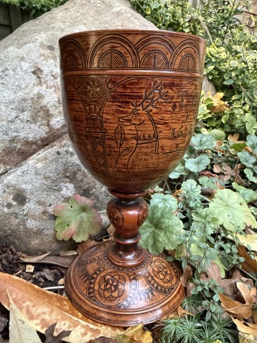 Antiquités - An Engraved Turned Wooden Cup, England dated 1636