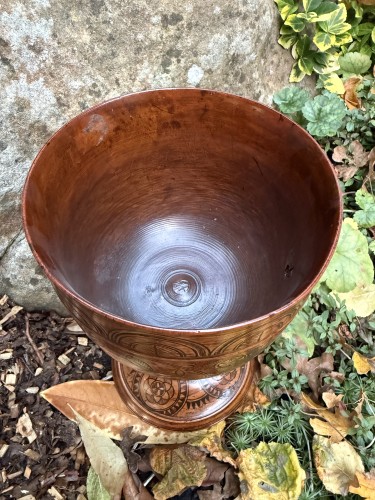 Antiquités - An Engraved Turned Wooden Cup, England dated 1636