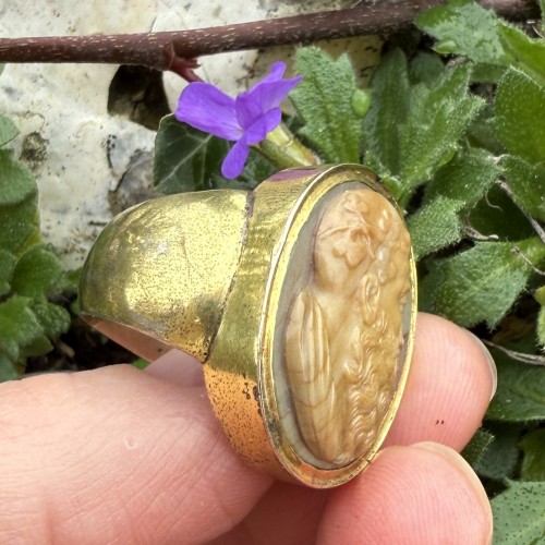 Antiquités - A Cameo Ring Depicting Bacchus, Italy or England circa 1800–1820