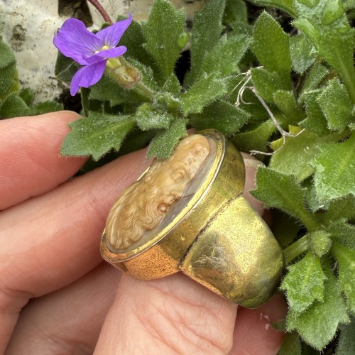Antiquités - A Cameo Ring Depicting Bacchus, Italy or England circa 1800–1820