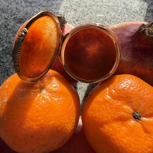 Antiquités - Gold-Mounted Agate Bonbonnière in the Form of an Orange, mid-18th century.