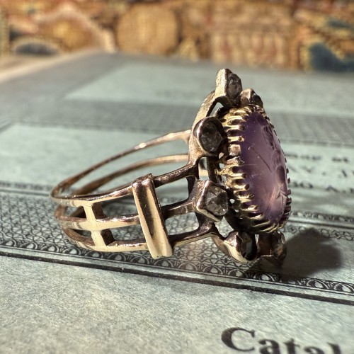 Antiquités - Antique Gold Ring with a Roman Intaglio Representing Minerva