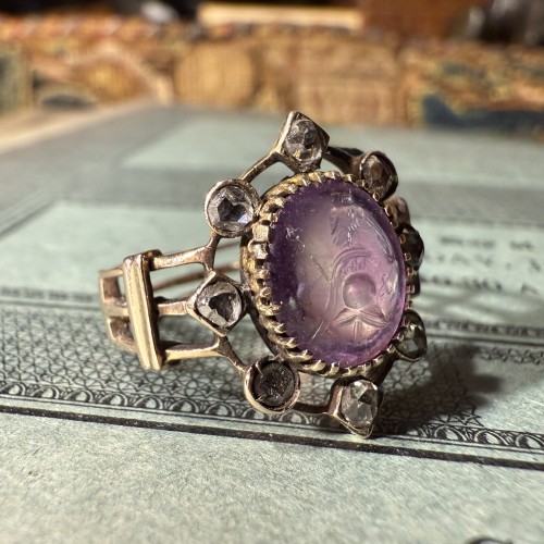 Antiquités - Antique Gold Ring with a Roman Intaglio Representing Minerva