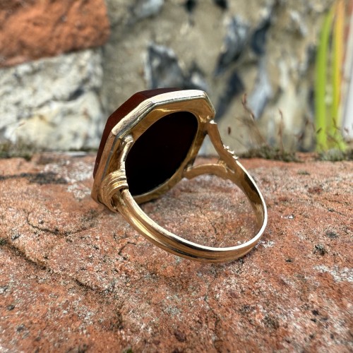 Antiquités - Gold Ring with a Persian Inscribed Carnelian Intaglio dated 1179 AH / 1765 