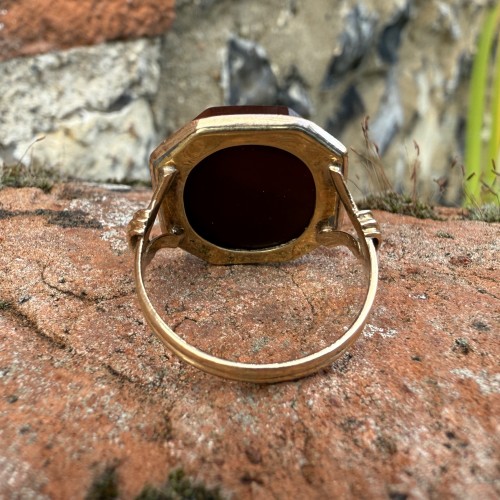 Antiquités - Gold Ring with a Persian Inscribed Carnelian Intaglio dated 1179 AH / 1765 