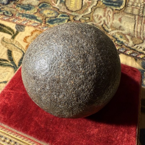 Antiquités - Bezoar Stone with Turned Ebonised Wooden Stand, 18th century.