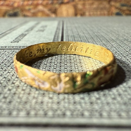 Enamelled Gold Posy Ring “thy constancie, my felicitie”. England, 17th century - 