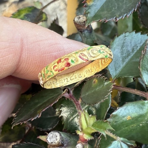Antiquités - Enamelled Gold Posy Ring “thy constancie, my felicitie”. England, 17th century