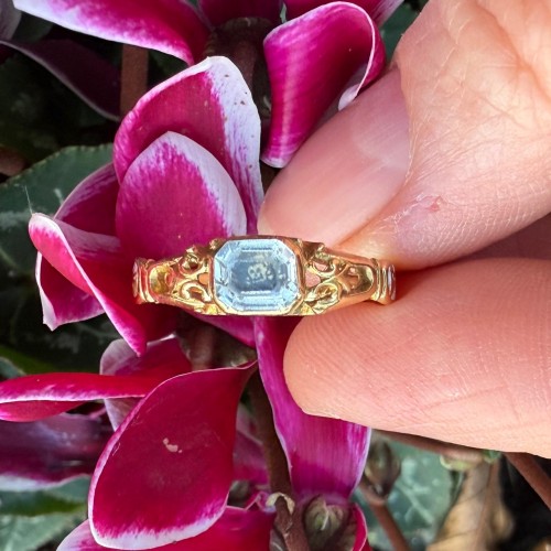 Bague de deuil en cristal Stuart ornée de motifs Memento Mori, Angleterre XVIIIe siècle - Matthew Holder