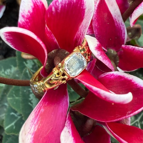 XVIIIe siècle - Bague de deuil en cristal Stuart ornée de motifs Memento Mori, Angleterre XVIIIe siècle