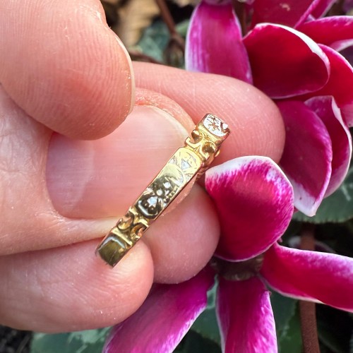 Bague de deuil en cristal Stuart ornée de motifs Memento Mori, Angleterre XVIIIe siècle - 