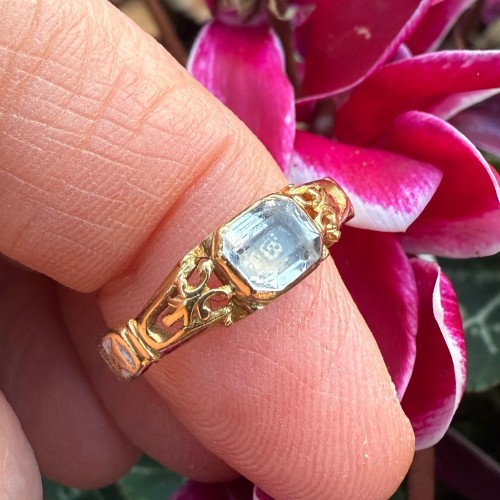  - Bague de deuil en cristal Stuart ornée de motifs Memento Mori, Angleterre XVIIIe siècle