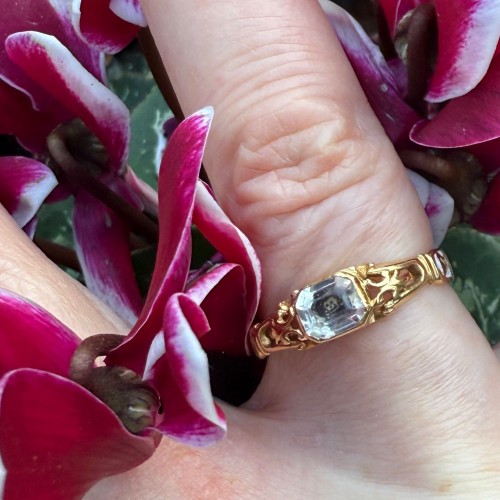 Antiquités - Bague de deuil en cristal Stuart ornée de motifs Memento Mori, Angleterre XVIIIe siècle