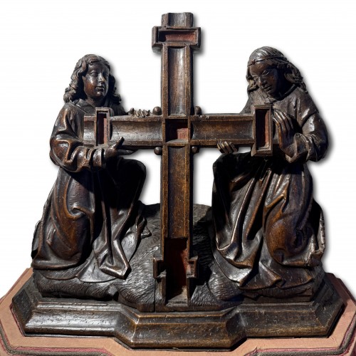 Art sacré, objets religieux  - Deux anges agenouillés soutenant la Croix, Pays-Bas méridionaux vers 1500-1520