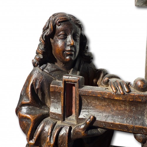 Antiquités - Deux anges agenouillés soutenant la Croix, Pays-Bas méridionaux vers 1500-1520