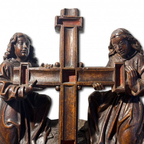 Antiquités - Deux anges agenouillés soutenant la Croix, Pays-Bas méridionaux vers 1500-1520
