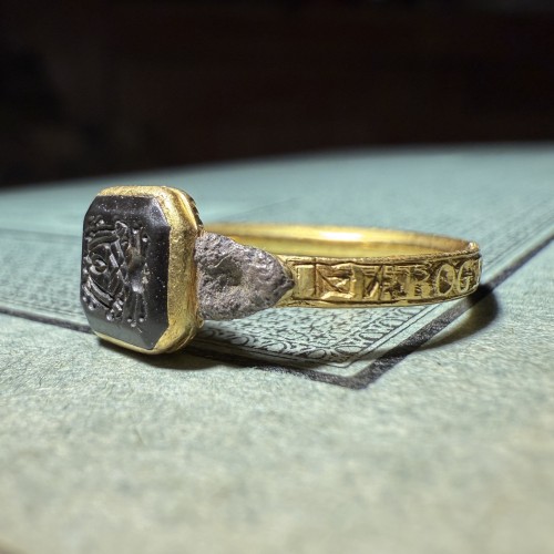 Early Eighteenth-Century Gold Mourning Ring with Monogram and Vanitas - 