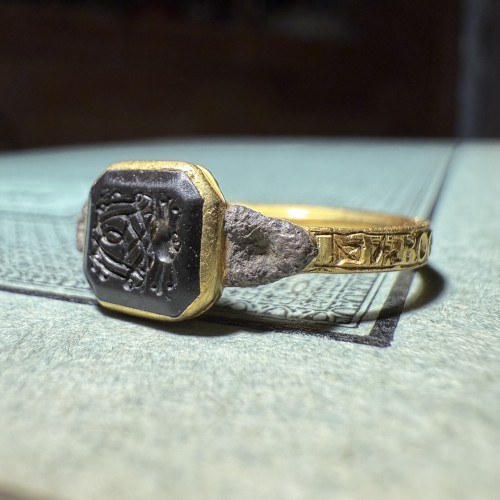 18th century - Early Eighteenth-Century Gold Mourning Ring with Monogram and Vanitas