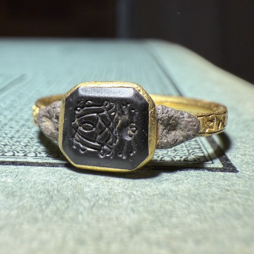 Early Eighteenth-Century Gold Mourning Ring with Monogram and Vanitas - 
