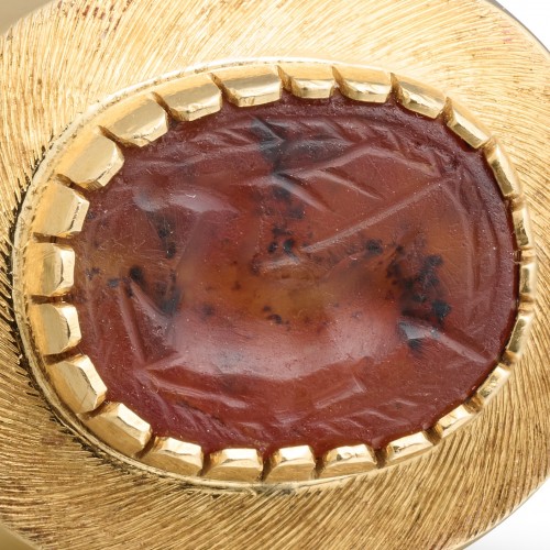Gold Ring Set with an Ancient Carnelian Scarab Depicting a Deer Hunt. - Antique Jewellery Style 
