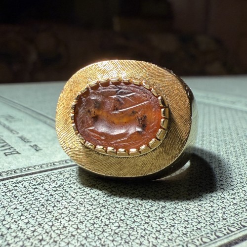 Antiquités - Gold Ring Set with an Ancient Carnelian Scarab Depicting a Deer Hunt.