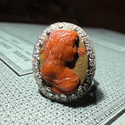 Bijouterie, Joaillerie  - Bague camée en pierre dure représentant une muse classique. Italie, XVIIIe siècle.