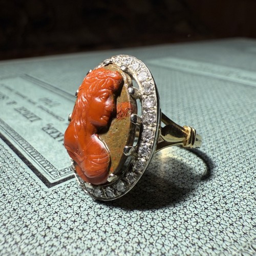 Bague camée en pierre dure représentant une muse classique. Italie, XVIIIe siècle. - 