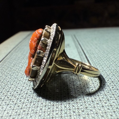  - Bague camée en pierre dure représentant une muse classique. Italie, XVIIIe siècle.