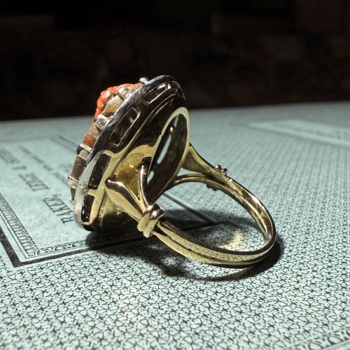 Antiquités - Bague camée en pierre dure représentant une muse classique. Italie, XVIIIe siècle.