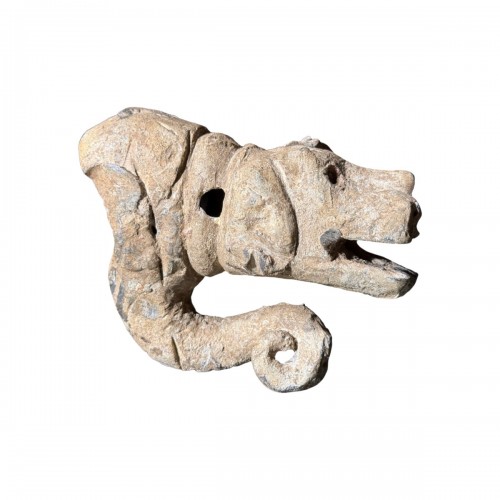 Bec verseur anthropomorphe en plomb en forme de chien, Angleterre XVIe siècle