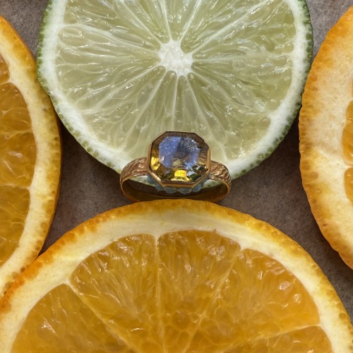Antiquités - Gold Ring with Enamelled Bezel and Table-Cut Paste, England mid-17th century