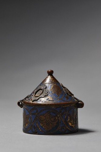 Pyxide de Limoges en cuivre doré émaillé champlevé, orné de cabochons, XIIIe siècle - Matthew Holder