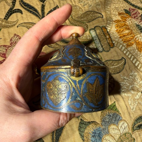 XIe au XVe siècle - Pyxide de Limoges en cuivre doré émaillé champlevé, orné de cabochons, XIIIe siècle