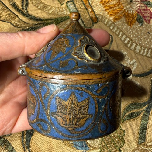  - Pyxide de Limoges en cuivre doré émaillé champlevé, orné de cabochons, XIIIe siècle