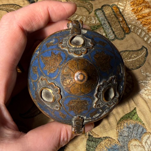 Antiquités - Pyxide de Limoges en cuivre doré émaillé champlevé, orné de cabochons, XIIIe siècle