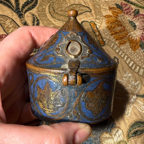 Antiquités - Pyxide de Limoges en cuivre doré émaillé champlevé, orné de cabochons, XIIIe siècle