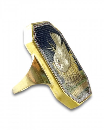 Antiquités - Ring with micromosaic of a dove, manner of Raffaelli. Italian, 18th century