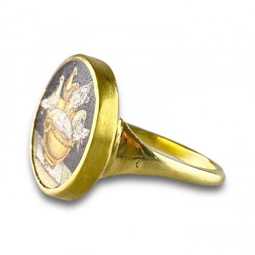 Gold ring set with a micromosaic of the Doves of Pliny. Italian, c.1800. - 